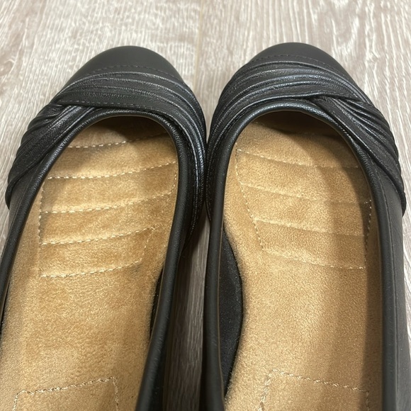 NWOT White Mountain Sable Faux Leather Gathered Ballet Flats 7 - Picture 14 of 14
